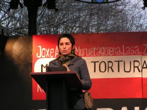 01-Nekane-Txapartegi-spricht-auf-einer-Demonstration-gegen-Folter-2006-in-Donostia-San-Sebastian
